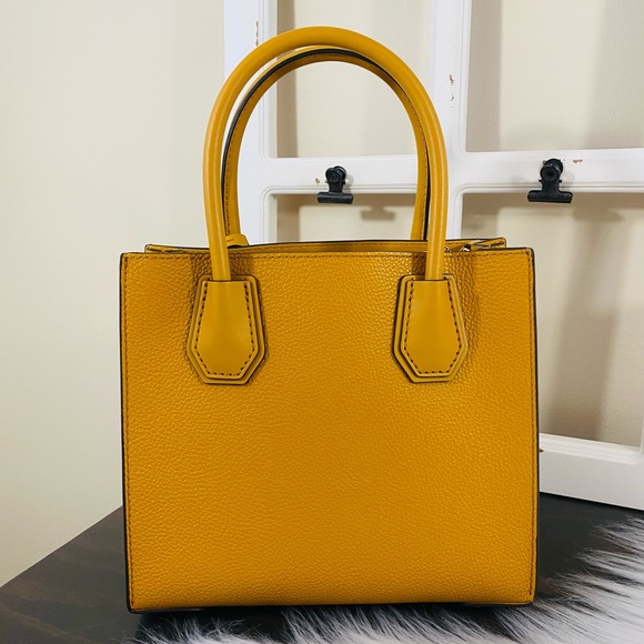 Michael Kors Mercer Medium Messenger Crossbody - Picture 4 of 15